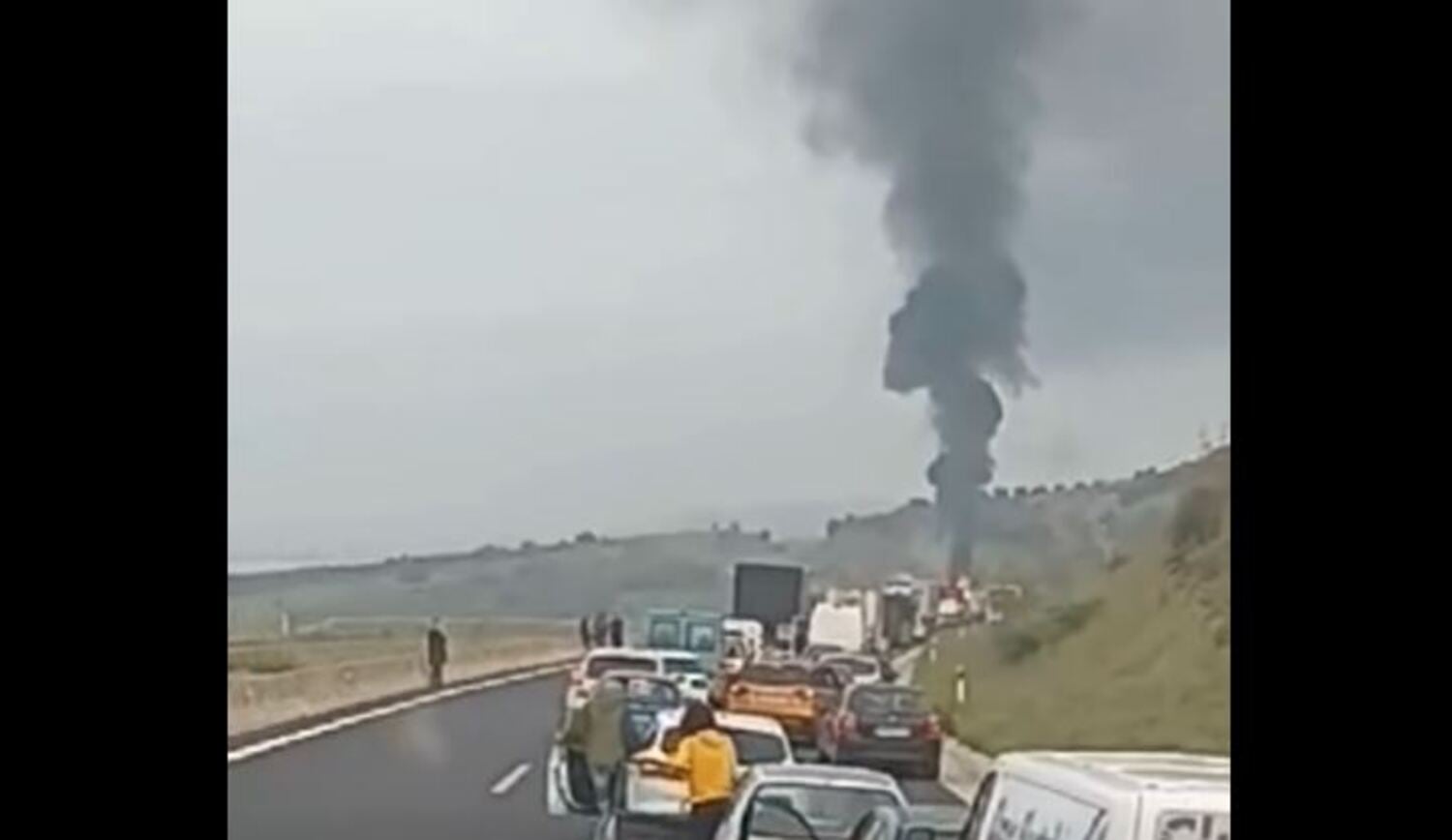 Θεσσαλονίκη: Στις φλόγες φορτηγό στην Εγνατία Οδό – Καθυστερήσεις στην κυκλοφορία – ΒΙΝΤΕΟ