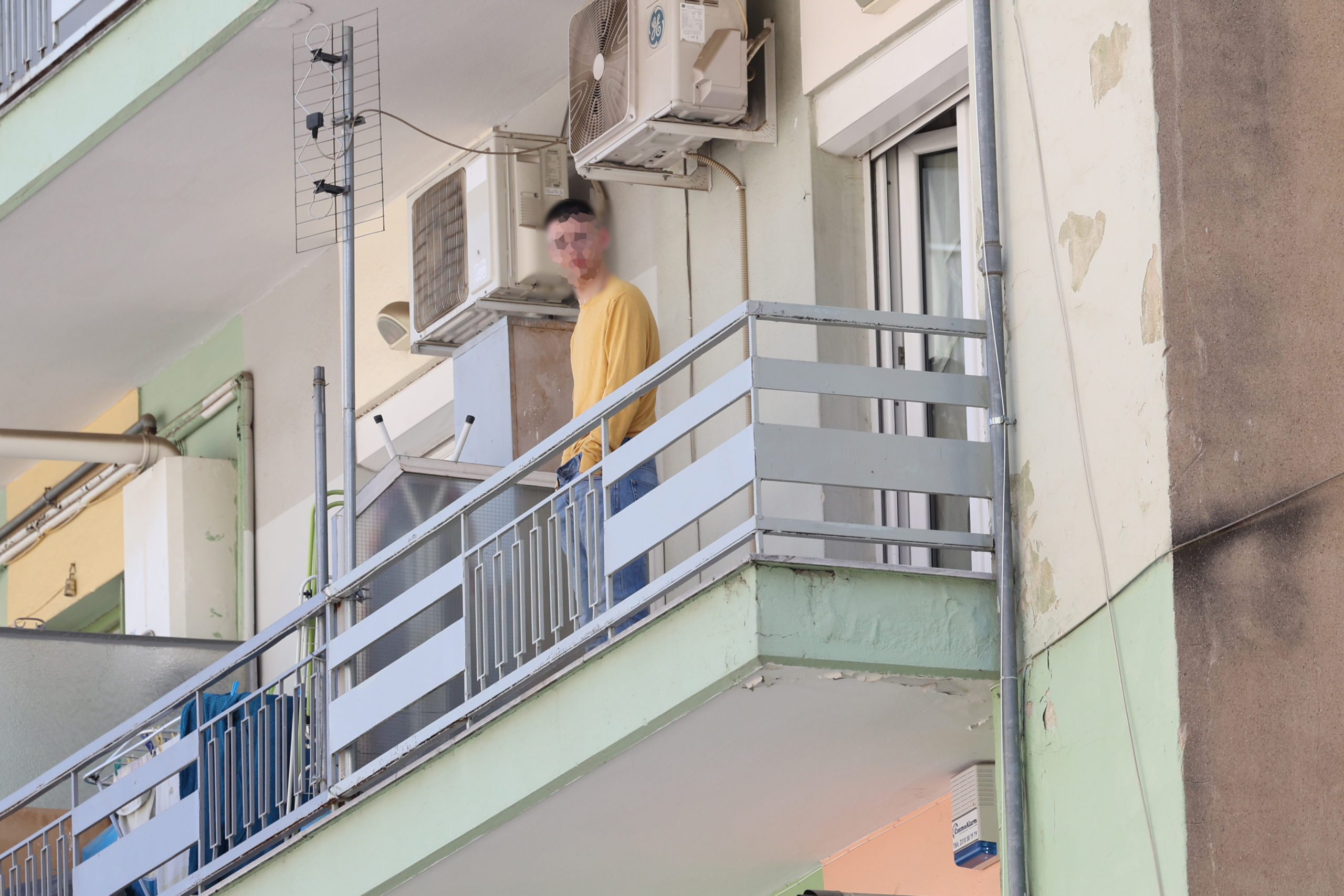 Θεσσαλονίκη: Απομακρύνθηκε ο 20χρονος που ζητούσε βοήθεια και πετούσε αντικείμενα από το μπαλκόνι – Μεγάλη επιχείρηση της ΕΛΑΣ