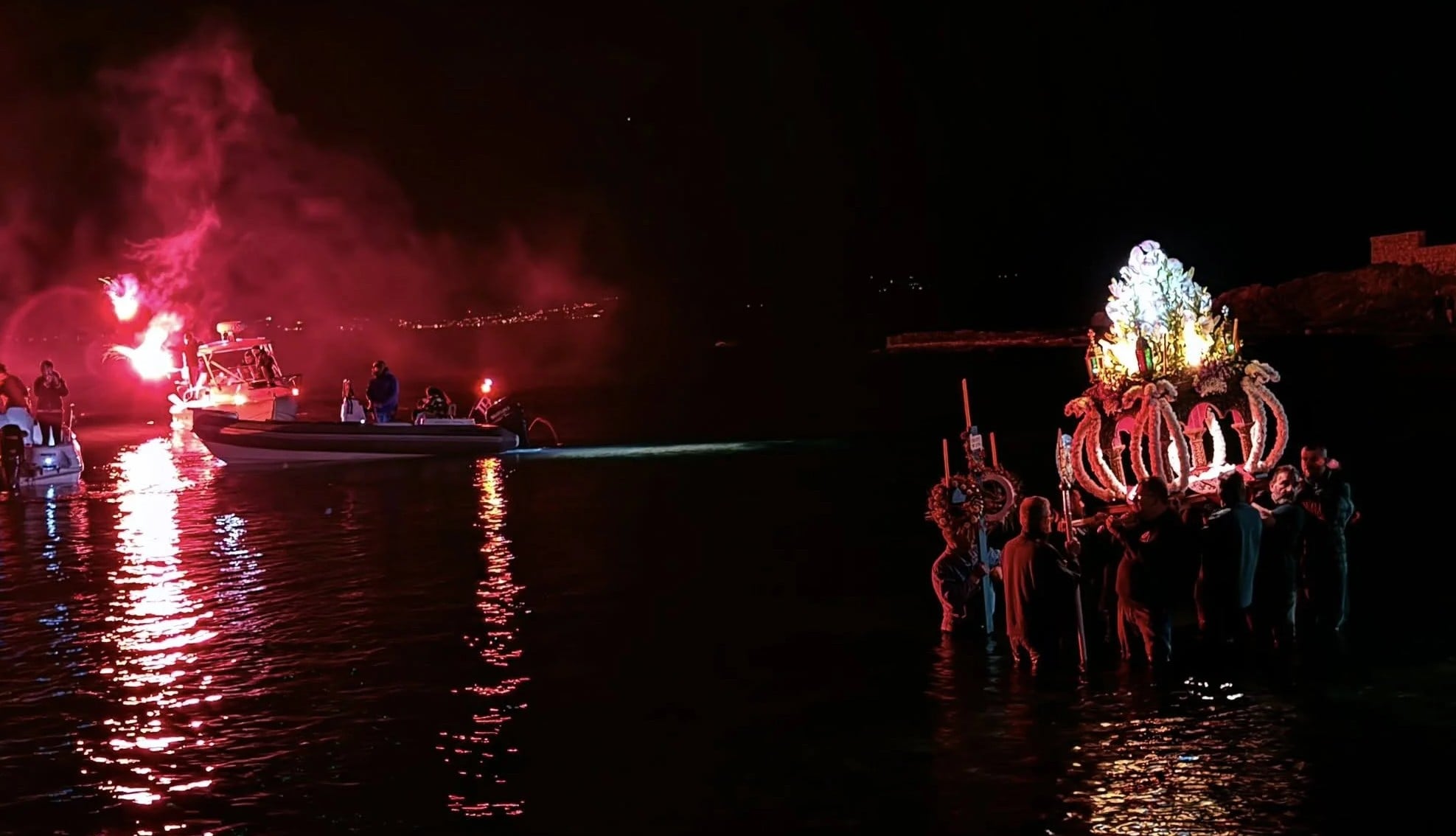 Τήνος: Δείτε τις εντυπωσιακές εικόνες από την περιφορά του Επιταφίου μέσα στη θάλασσα (Βίντεο)