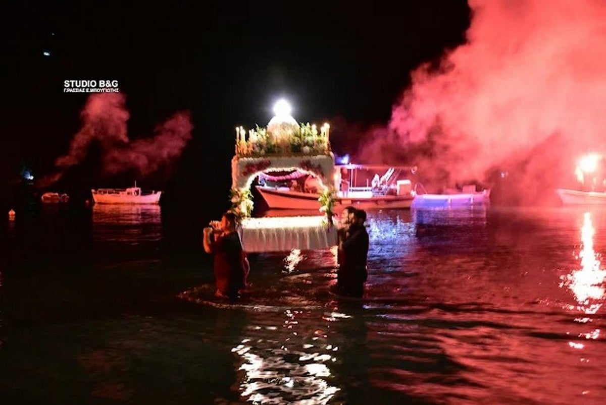 Τολό Αργολίδας: Η ξεχωριστή περιφορά του Επιταφίου μέσα στη θάλασσα – Δείτε φωτογραφίες και βίντεο