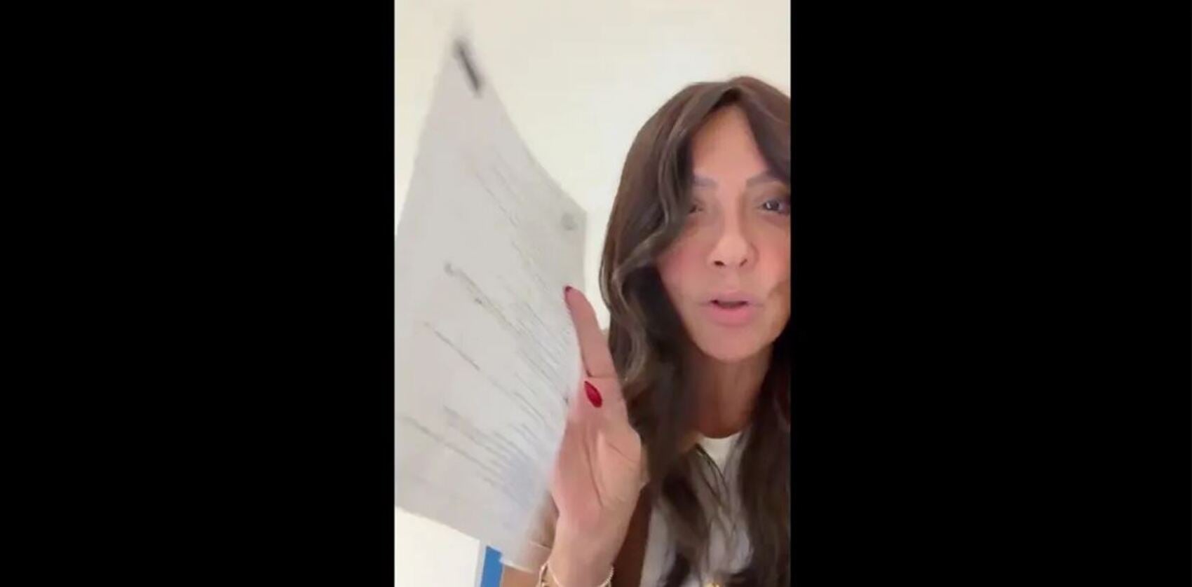 «Θα το ξαναέκανα»: Απαγορεύτηκε η είσοδος στην Ελλάδα σε Τουρκοκύπρια που είχε τραγουδήσει εμβατήριο για την καταστροφή της Σμύρνης στην Κομοτηνή