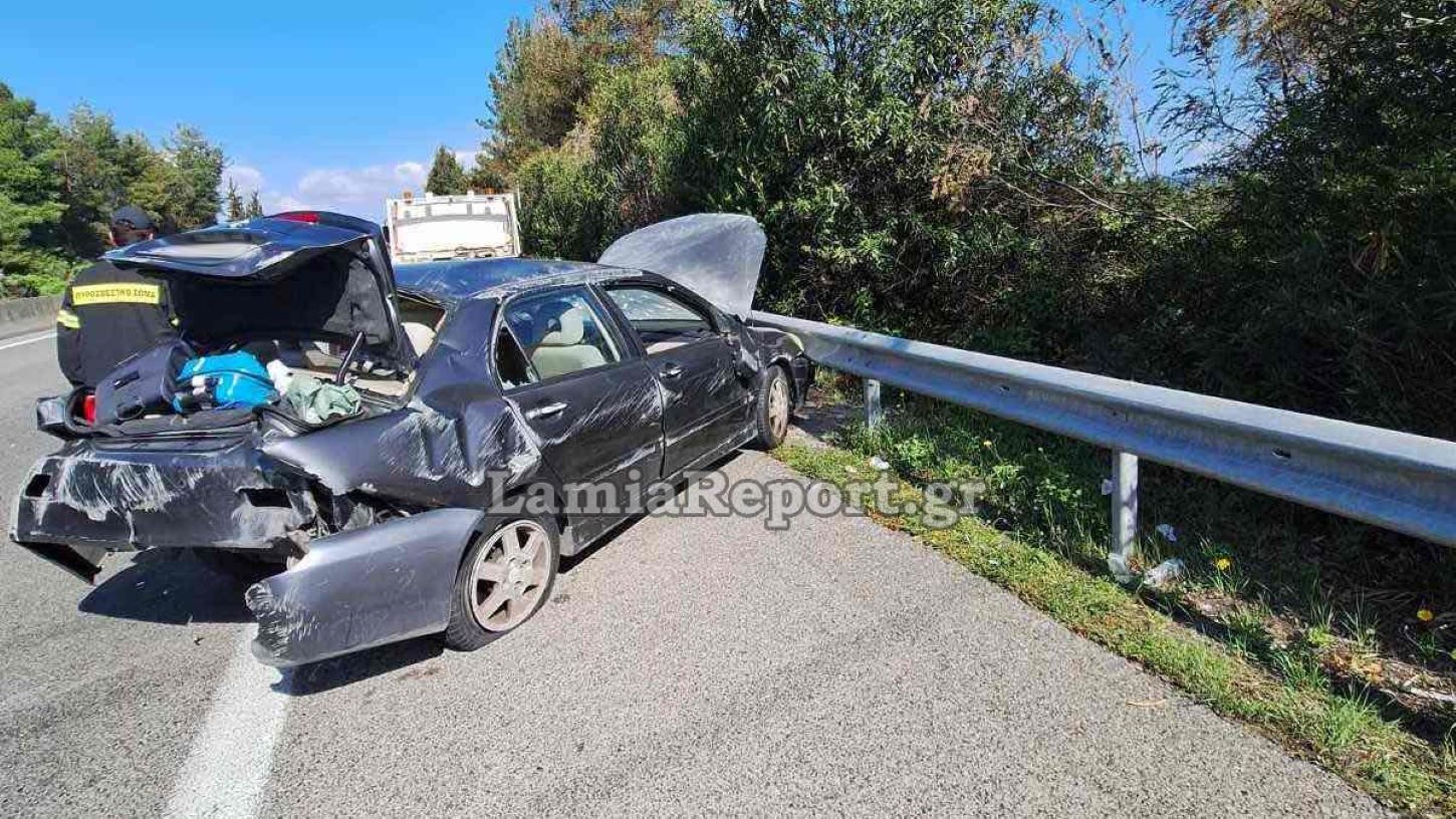 Τροχαίο στη Φθιώτιδα: Έσκασε το λάστιχο και έπεσε στις μπάρες – Τραυματίστηκαν μητέρα και γιος – ΦΩΤΟ