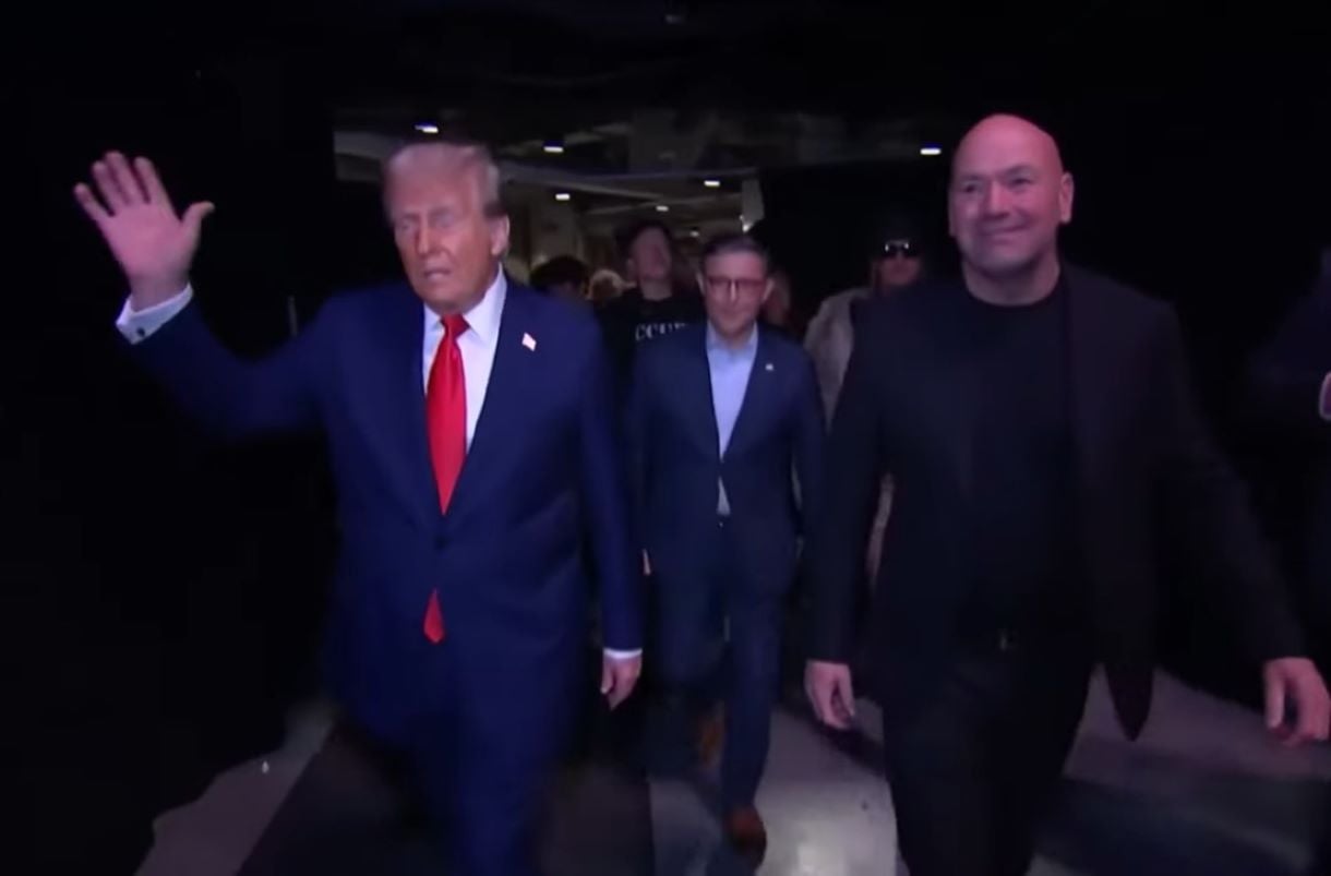 Τραμπ: Σε αγώνα UFC μαζί με τον Ρούμπιο ο Αμερικανός Πρόεδρος την ώρα των κρίσιμων συνομιλιών με το Ιράν