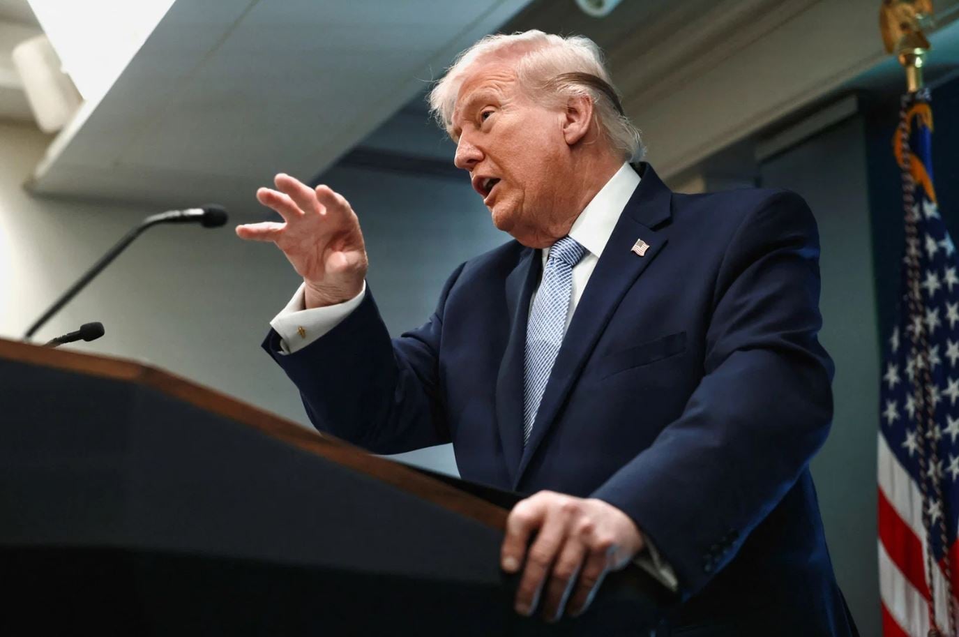 Τραμπ: «Προτεραιότητα η ελεύθερη διέλευση πετρελαίου» – «Στο τραπέζι» το σχέδιο για διόδια στα Στενά του Ορμούζ