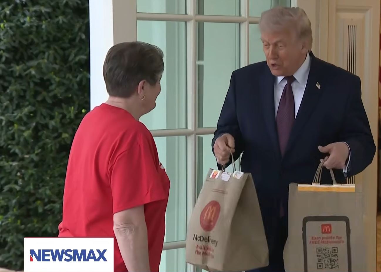 Τραμπ: Παρήγγειλε McDonald’s στο Οβάλ Γραφείο για την προώθηση νομοσχεδίου – Οι… άβολες ερωτήσεις του στη διανομέα και το φιλοδώρημα