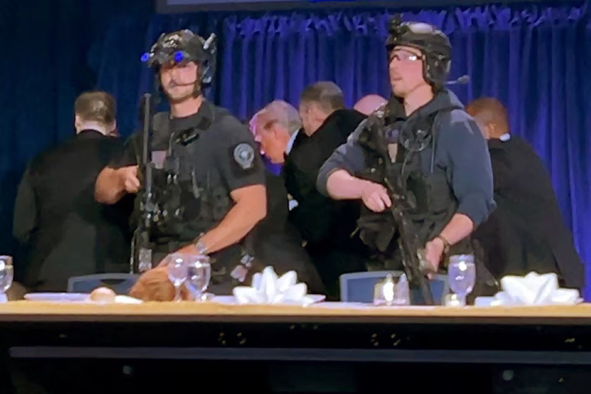 ΗΠΑ: «Καταιγίδα» θεωριών συνωμοσίας μετά τους πυροβολισμούς στο δείπνο των ανταποκριτών – Πώς «χτίστηκε» το χάος σε λίγα λεπτά