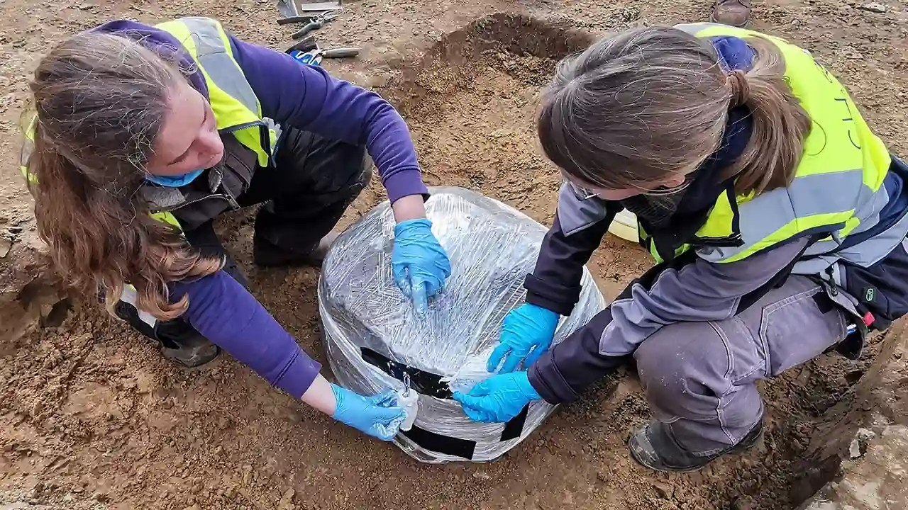 Ο κυβισμός που πρόκειται να ανακτηθεί τυλίγεται πρώτα με πλαστικό φύλλο. Πηγή: ALSH
