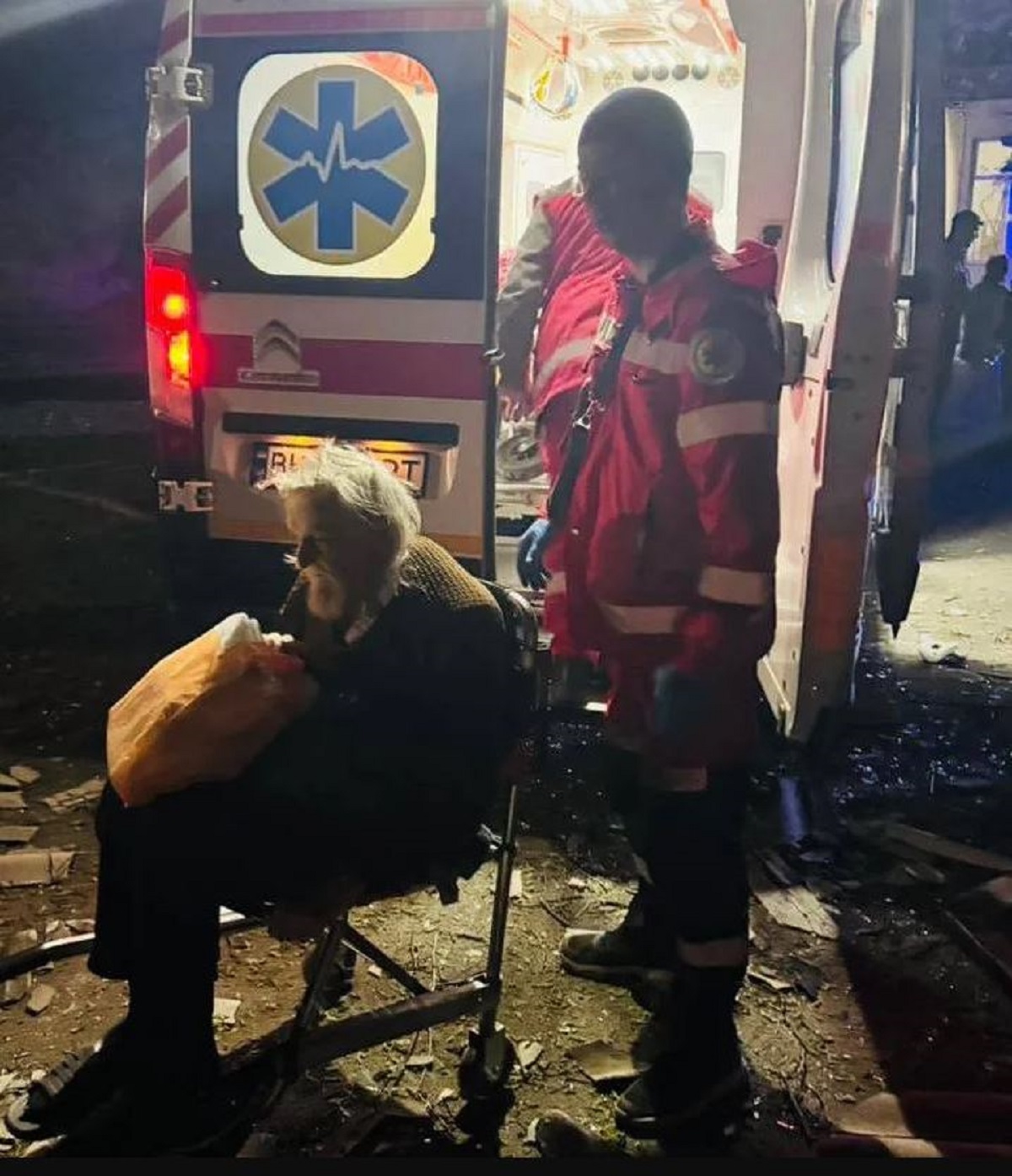 Άνδρας κάθεται δίπλα σε ασθενοφόρο στην περιφέρεια της Οδησσού, μετά από ρωσική επίθεση με drones κατά τη διάρκεια της νύχτας στις 29 Απριλίου 2026. (Oleh Kiper/Telegram)