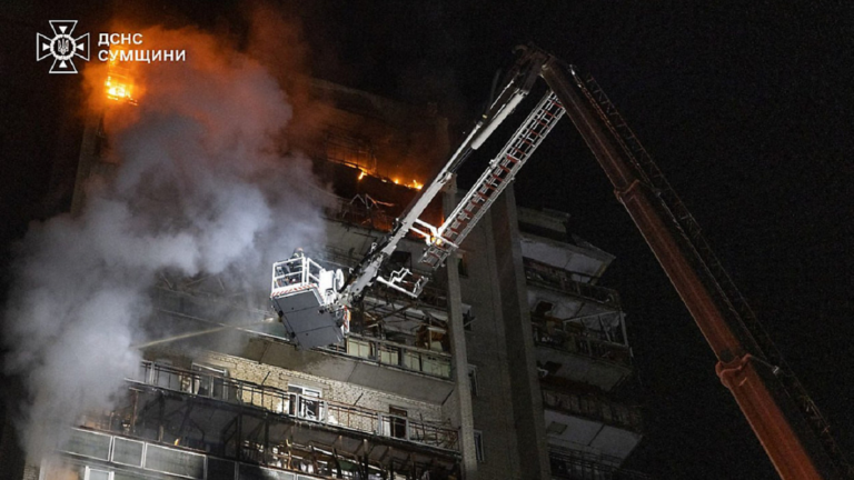 Σε αυτή τη φωτογραφία που παρείχαν οι Ουκρανικές Υπηρεσίες Έκτακτης Ανάγκης το Σάββατο 4 Απριλίου 2026, οι διασώστες σβήνουν πυρκαγιά σε ένα κτίριο κατοικιών που υπέστη ζημιές μετά από ρωσική επιδρομή στο Σούμι της Ουκρανίας. (Ουκρανική Υπηρεσία Έκτακτης Ανάγκης μέσω AP)