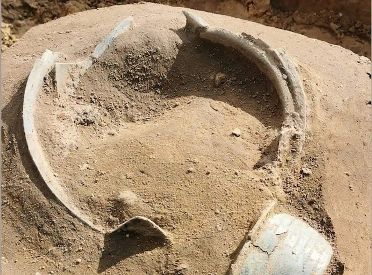 Αρχαιολόγοι ανακάλυψαν έναν θησαυρό με σπάνια χάλκινα σκεύη 1.700 ετών – Μυστήριο με το περιεχόμενό τους