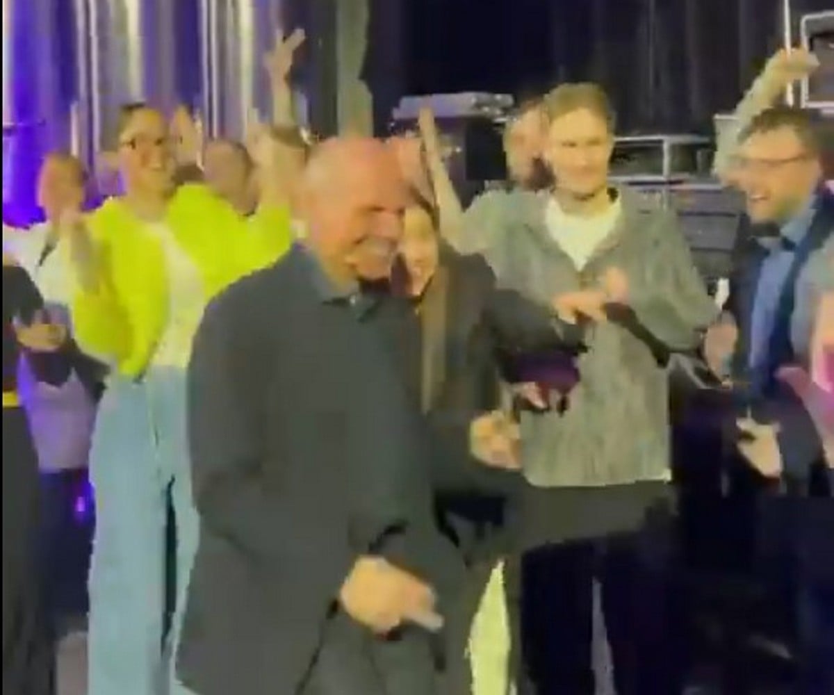 Ο Γιάνης Βαρουφάκης στη Μόσχα χορεύει techno κομμάτι με το όνομά του – Δείτε το βίντεο