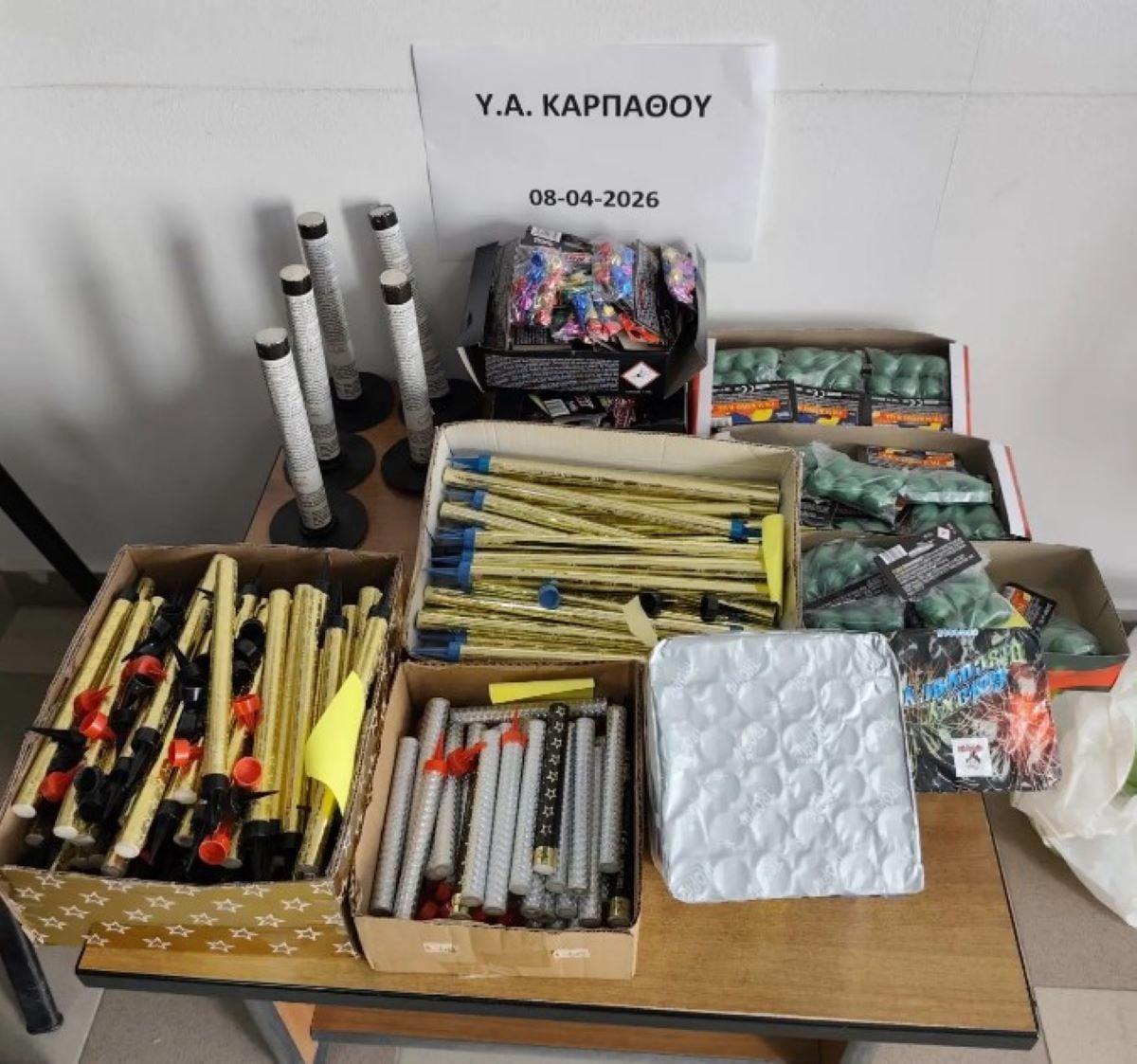 Συνελήφθη 60χρονος στην Κάρπαθο – Είχε πάνω από 700 κροτίδες και πυροτεχνήματα στο κατάστημά του