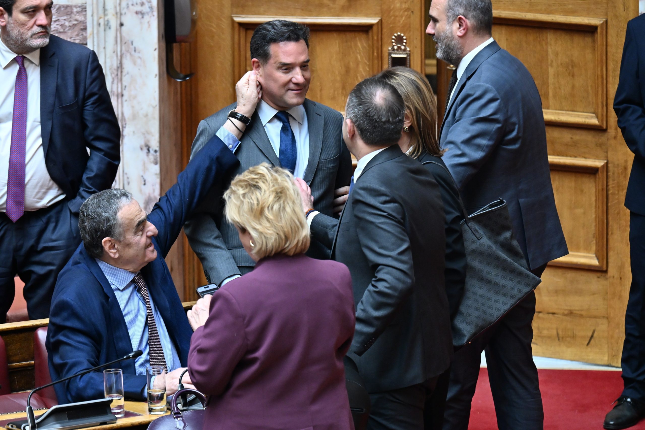 Βουλή: Υπερψηφίστηκε η άρση ασυλίας των 13 βουλευτών της ΝΔ – Οι απόντες, τα πηγαδάκια και τα… πειράγματα – ΦΩΤΟ