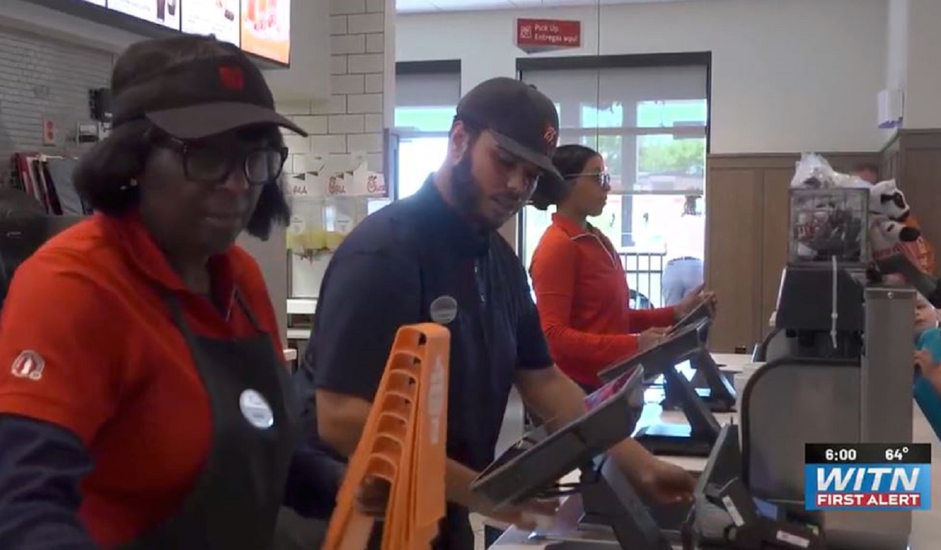 Ο νόμιμος ιδιοκτήτης των χρημάτων προσέφερε στον Cintron ανταμοιβή 500 δολαρίων, την οποία εκείνος αποδέχτηκε αφού αρχικά είχε αρνηθεί. (WITN)