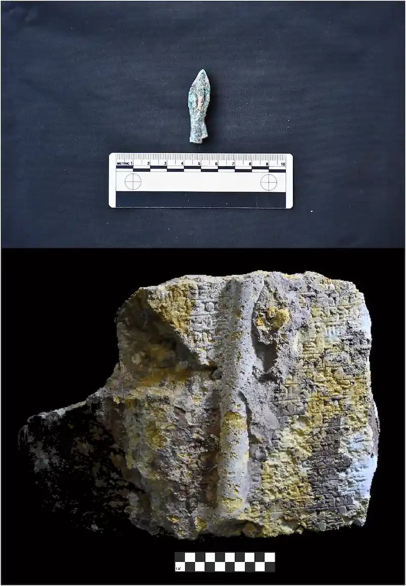 Ευρήματα από την Επιχείρηση 1: Επάνω: αιχμές βελών· κάτω: θραύσματα στήλης. Πηγή: T. Harrison κ.ά. 2026 