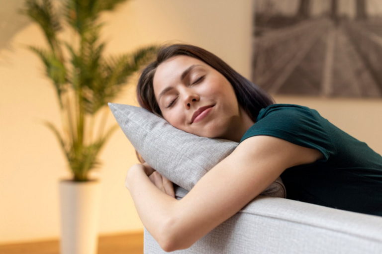 Μεσημεριανός ύπνος: Τα οφέλη, οι παγίδες και η ιδανική διάρκεια, σύμφωνα με ειδικούς