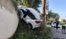 Χανιά: Αυτοκίνητο... σκαρφάλωσε κάθετα σε τοίχο - Δείτε φωτογραφίες