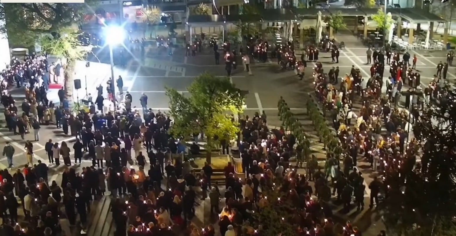 Ξάνθη: Ανάσταση στην κεντρική πλατεία με κατάνυξη και πυροτεχνήματα – Δείτε βίντεο