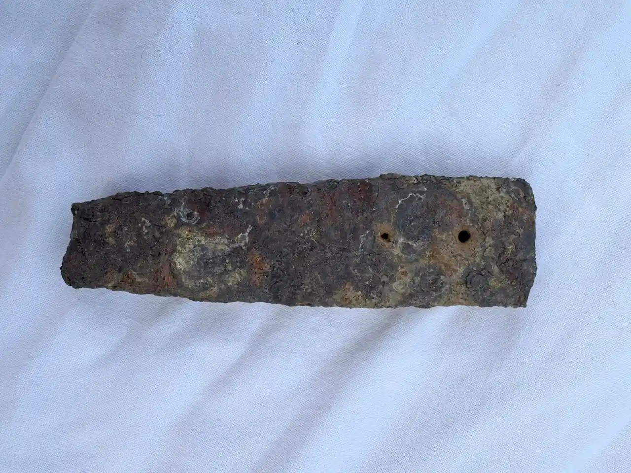 Σπουδαίες αρχαιολογικές ανακαλύψεις κατά την κατασκευή σιδηροδρόμου – Η ρωμαϊκή «μήτρα» που δημιουργούσε τις πανοπλίες των λεγεωνάριων