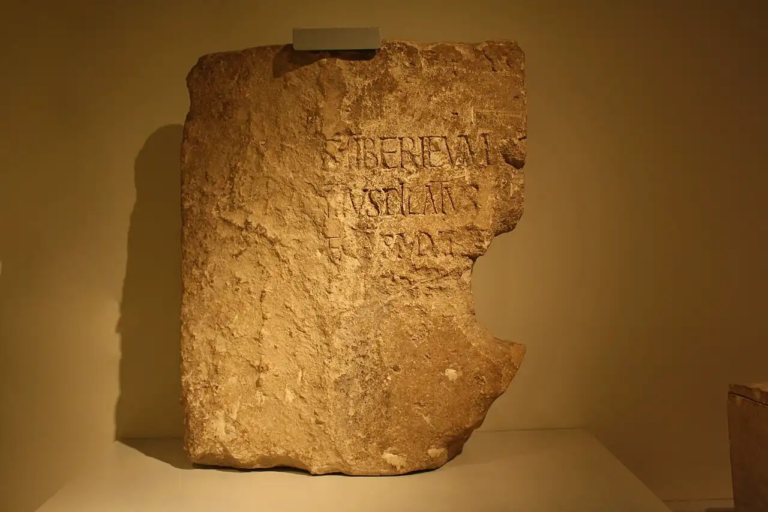 Η Λίθος του Πιλάτου με την επιγραφή, η οποία βρέθηκε στην Παράλιο Καισάρεια. Πηγή: BRBurton / Wikimedia Commons 