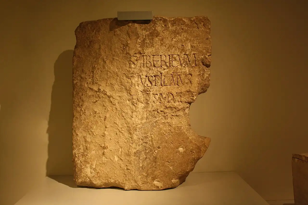 Η Λίθος του Πιλάτου με την επιγραφή, η οποία βρέθηκε στην Παράλιο Καισάρεια. Πηγή: BRBurton / Wikimedia Commons 