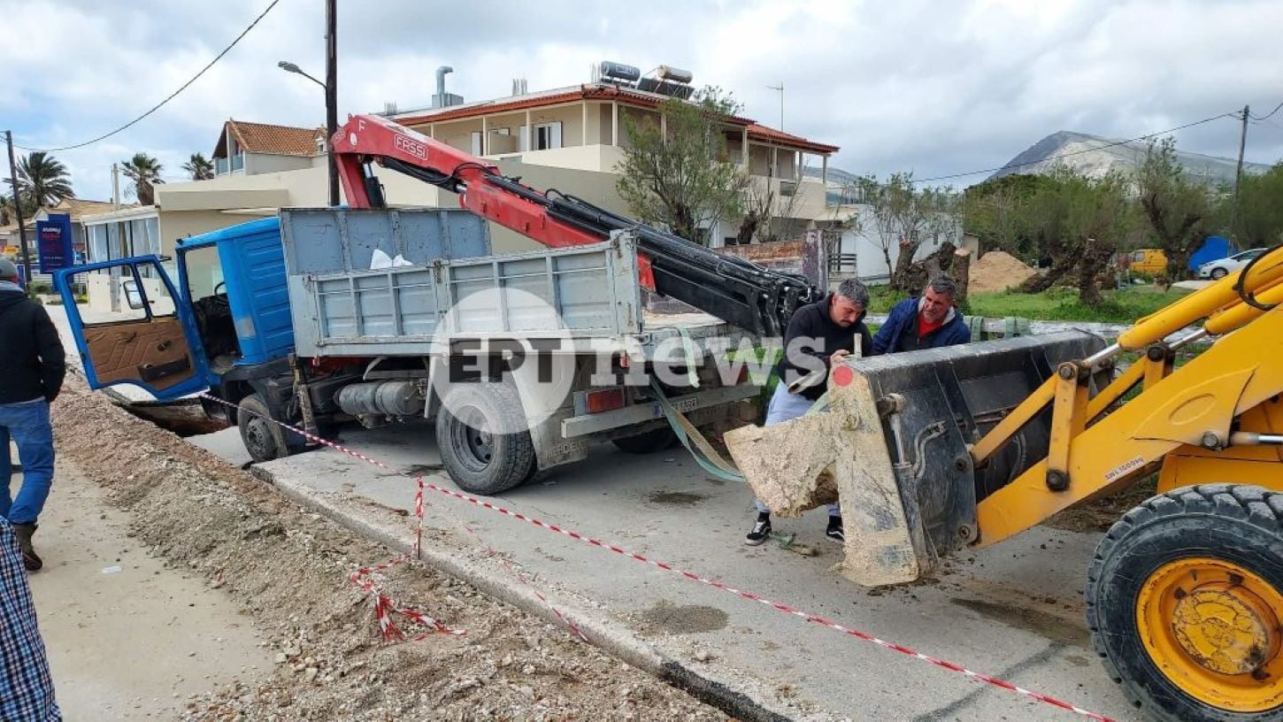 Ζάκυνθος: «Χάθηκε» φορτηγό σε καθίζηση οδοστρώματος στον Άγιο Σώστη