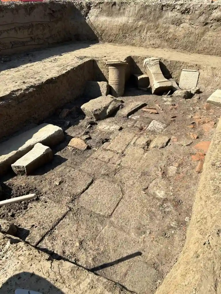 Μία από τις δομές που βρέθηκαν, πιθανώς ναός. Πιστωτική αναγνώριση: Εφορεία αρχαιολογίας, καλών τεχνών και τοπίου για τις επαρχίες της Πάντοβα, του Τρεβίζο και του Μπελούνο 