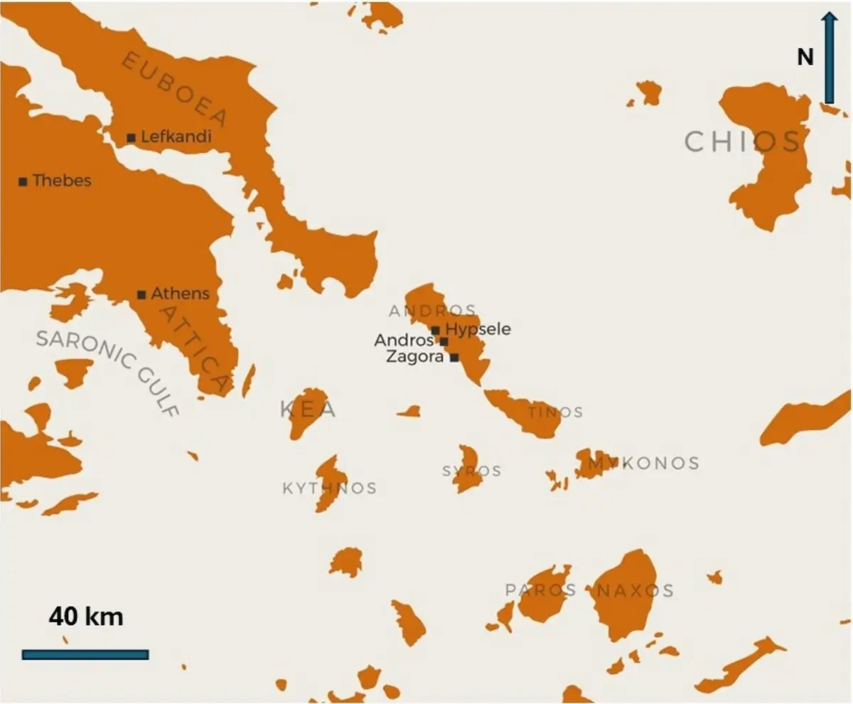 Χάρτης εντοπισμού της Άνδρου στο Αιγαίο Πέλαγος, όπου διακρίνονται οι τρεις κύριοι αρχαίοι οικισμοί της. Η αρχαία πόλη της Άνδρου φέρει σήμερα την ονομασία Παλαιόπολη. Πηγή: Lloyd 2018 