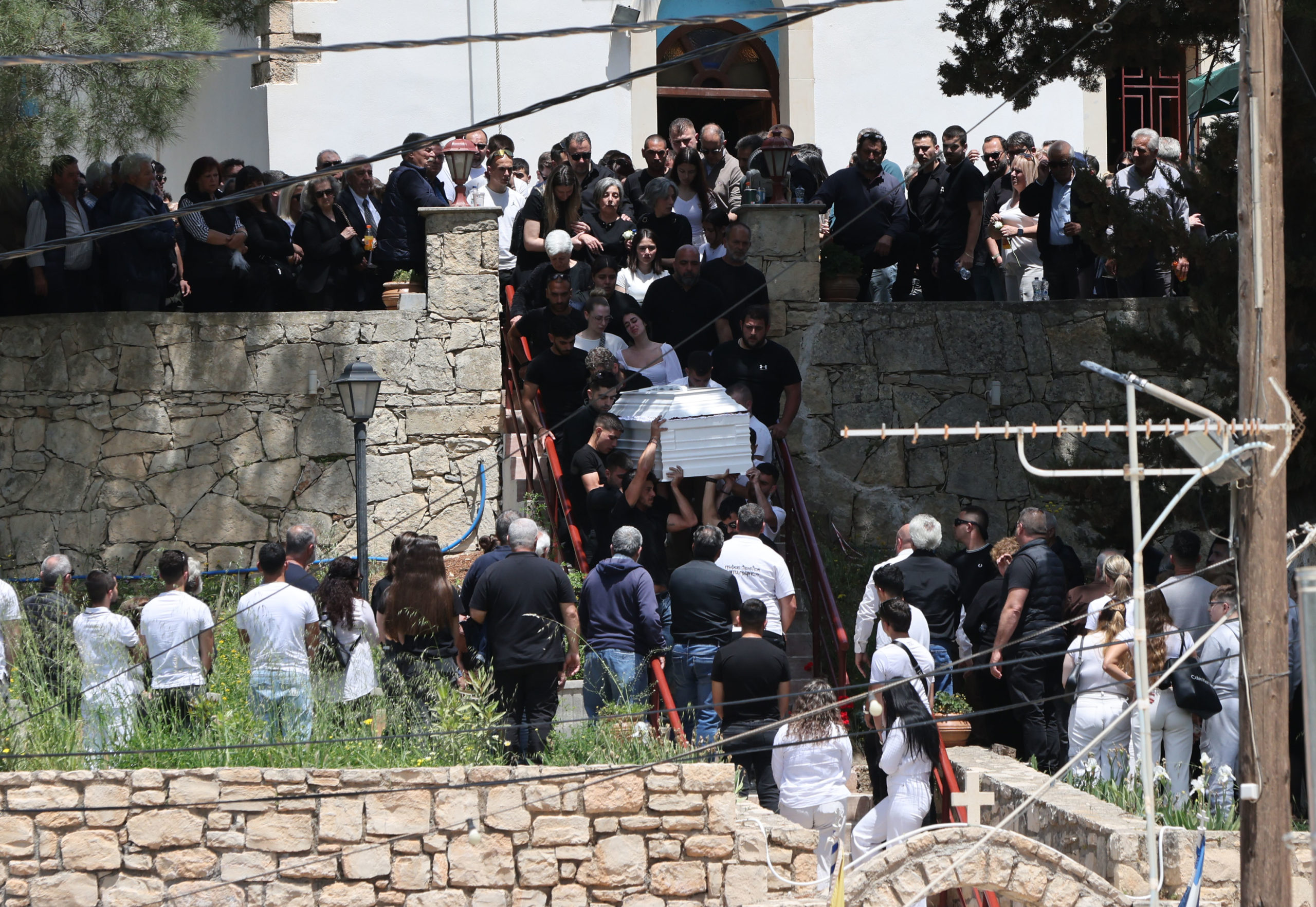 Δολοφονία στην Κρήτη: Σε κλίμα οδύνης η κηδεία του 21χρονου – «Θα σε έχει τώρα αγκαλιά η Παναγία μας»