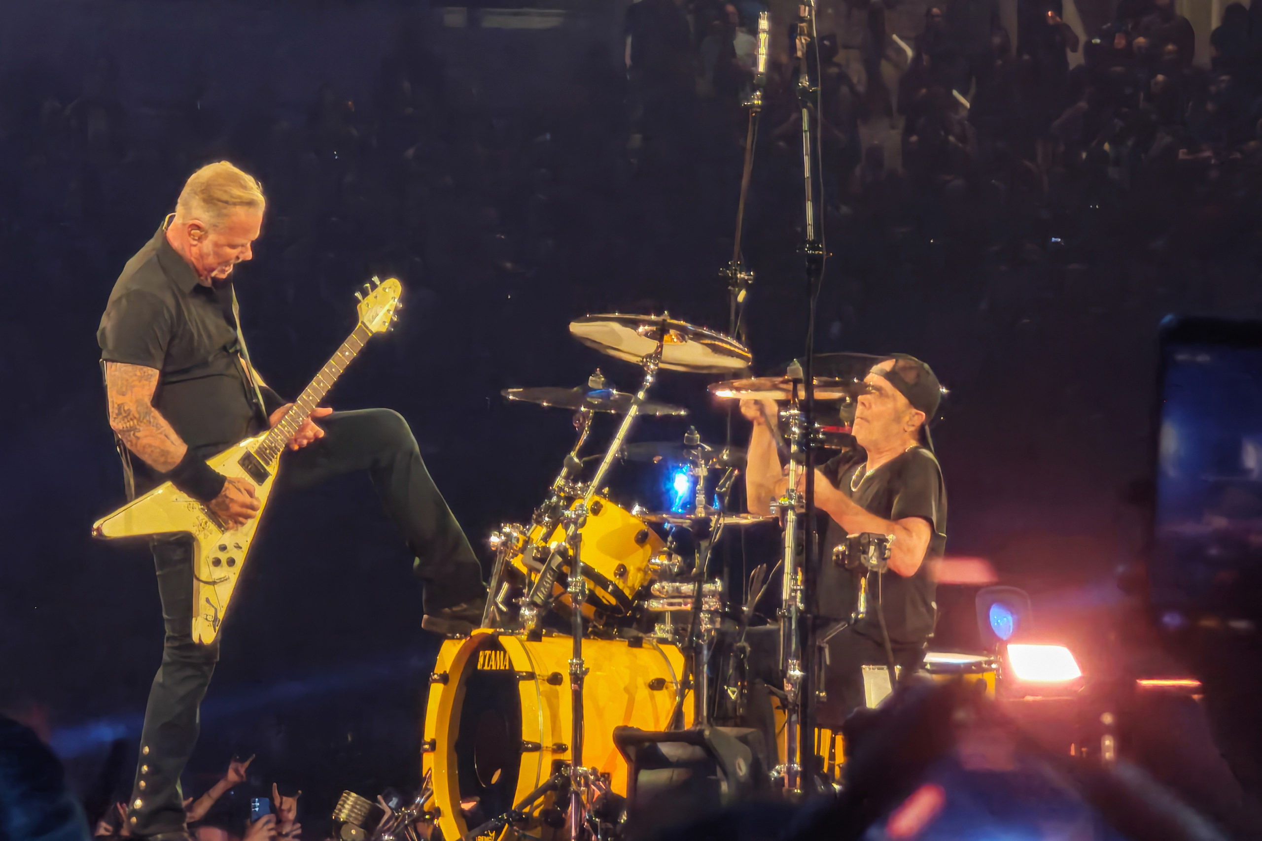 «Heavy metal συρτάκι» στο ΟΑΚΑ – Οι Metallica έπαιξαν Ζορμπά στη σκηνή και αποθεώθηκαν – Δείτε βίντεο