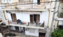Άγιοι Ανάργυροι: Οι άθλιες συνθήκες στο σπίτι της οικογένειας με τα τρία μικρά παιδιά - Οι καταγγελίες των γειτόνων