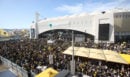 Πανζουρλισμός για την ΑΕΚ: Πλήθος κόσμου στο ξενοδοχείο και στη Νέα Φιλαδέλφεια για τη φιέστα - ΒΙΝΤΕΟ και ΦΩΤΟ