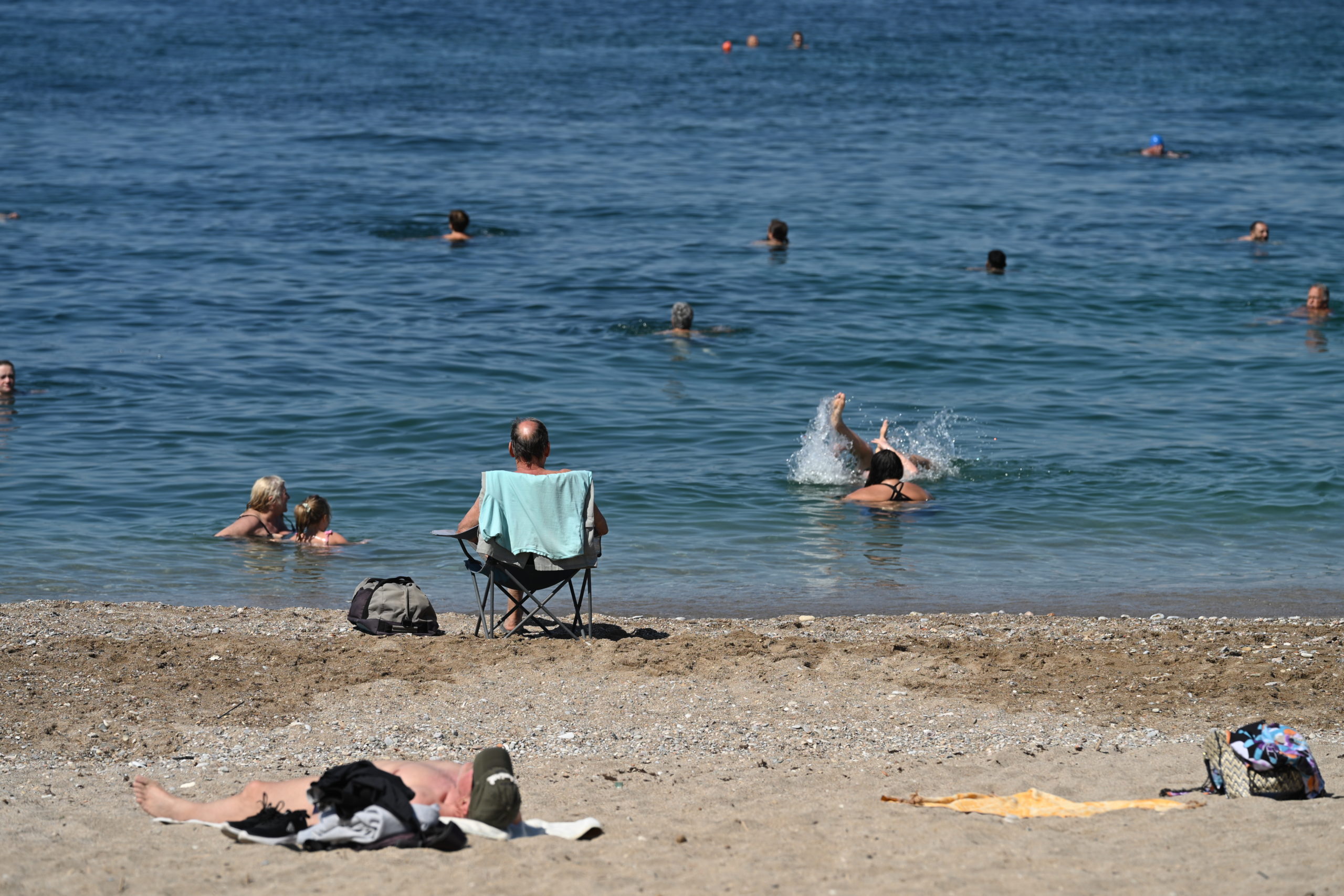 Χειροπέδες σε 34χρονο σε παραλία της Καρπάθου – Η κίνηση μπροστά σε μητέρα και κόρη που έφερε τη σύλληψη