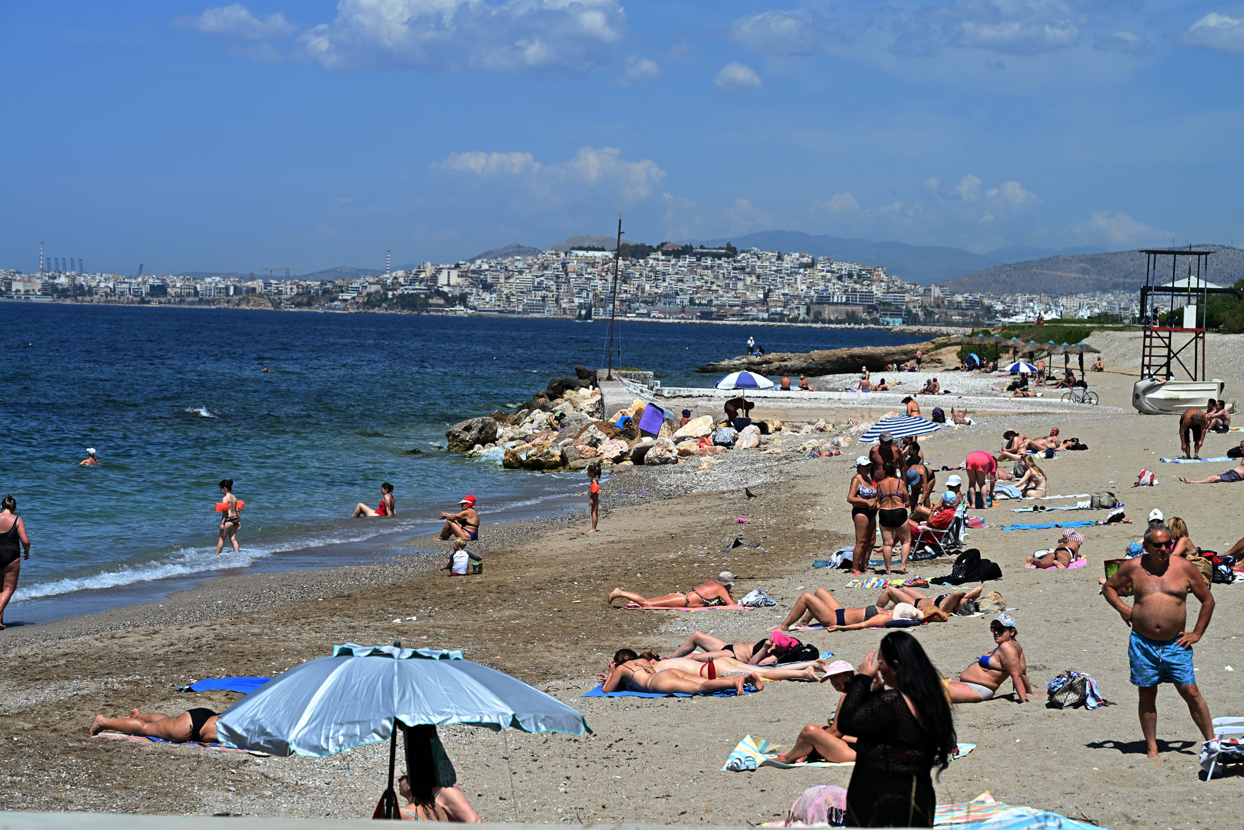 Καιρός: Υψηλές θερμοκρασίες και τοπικές βροχές στα ορεινά σήμερα