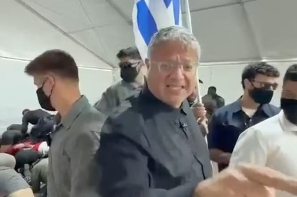 Ισραήλ: Παγκόσμια κατακραυγή για το βίντεο-σοκ του Μπεν-Γκβιρ – Κυβερνητικός «εμφύλιος» με τον εξευτελισμό των ακτιβιστών του στολίσκου για τη Γάζα
