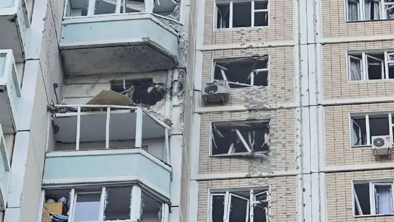 Εικόνες που δόθηκαν στη δημοσιότητα από τις ρωσικές αρχές και φέρονται να δείχνουν ζημιές μετά από νυχτερινή επίθεση με drones στην περιοχή της Μόσχας στις 17 Μαΐου 2026. (Αντρέι Βορομπιόφ/Telegram)