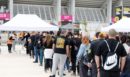 Σε ρυθμούς Iron Maiden: Ουρές για τη μεγάλη συναυλία στο ΟΑΚΑ - Θαυμαστές φορούν μπλούζες και μπουφάν με φωτογραφίες του συγκροτήματος