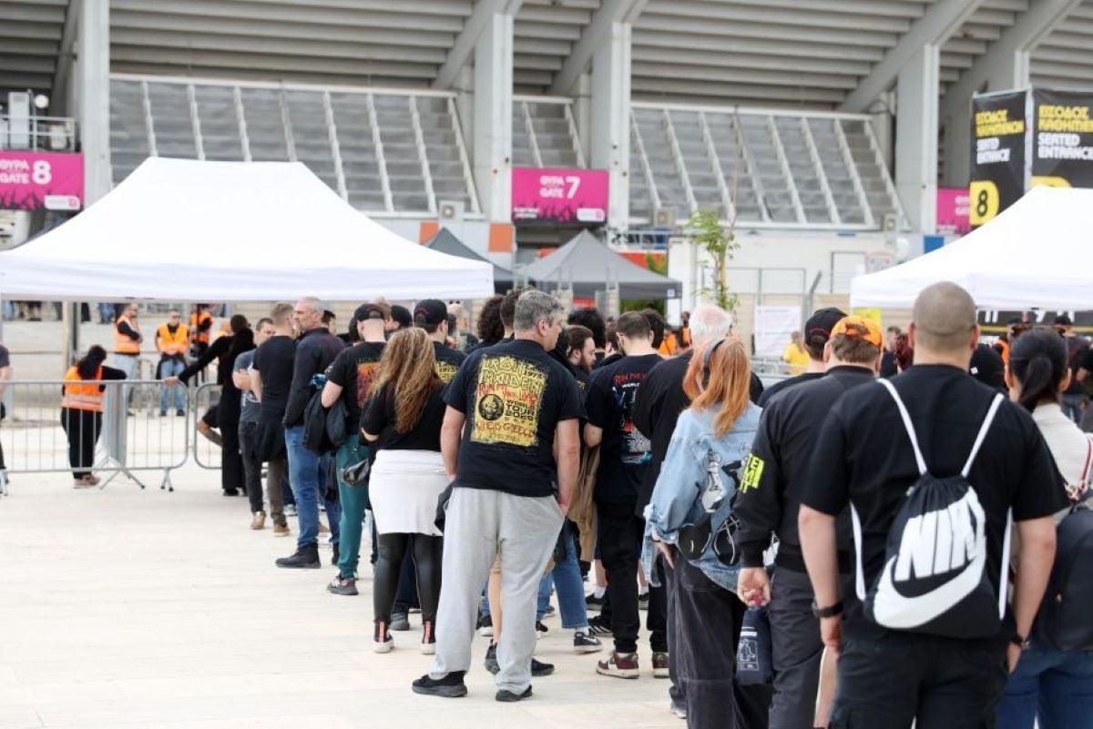 Σε ρυθμούς Iron Maiden: Ουρές για τη μεγάλη συναυλία στο ΟΑΚΑ – Θαυμαστές φορούν μπλούζες και μπουφάν με φωτογραφίες του συγκροτήματος