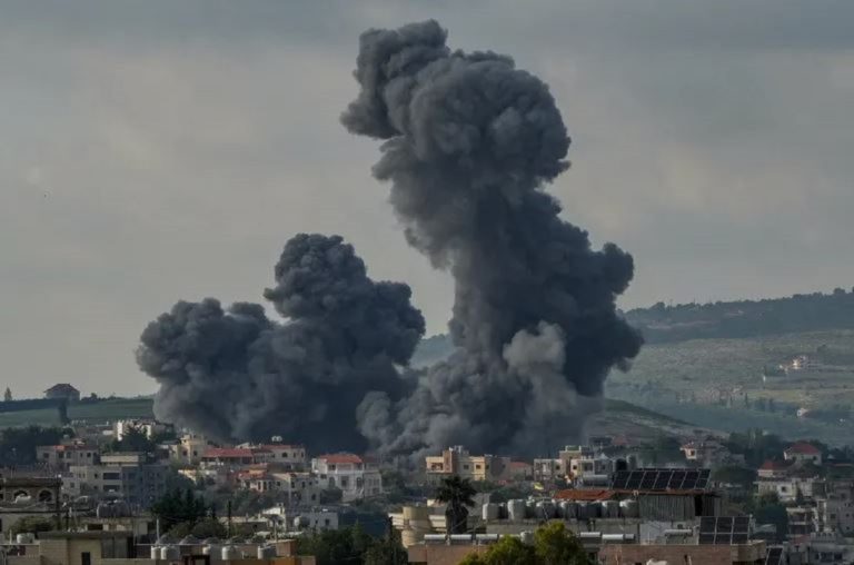 Καπνός υψώνεται πάνω από την περιοχή Χαμπούς στον νότιο Λίβανο έπειτα από ισραηλινά πλήγματα, όπως φαίνεται από τη Ναμπατίγια του Λιβάνου, την 1η Μαΐου 2026. [Reuters]
