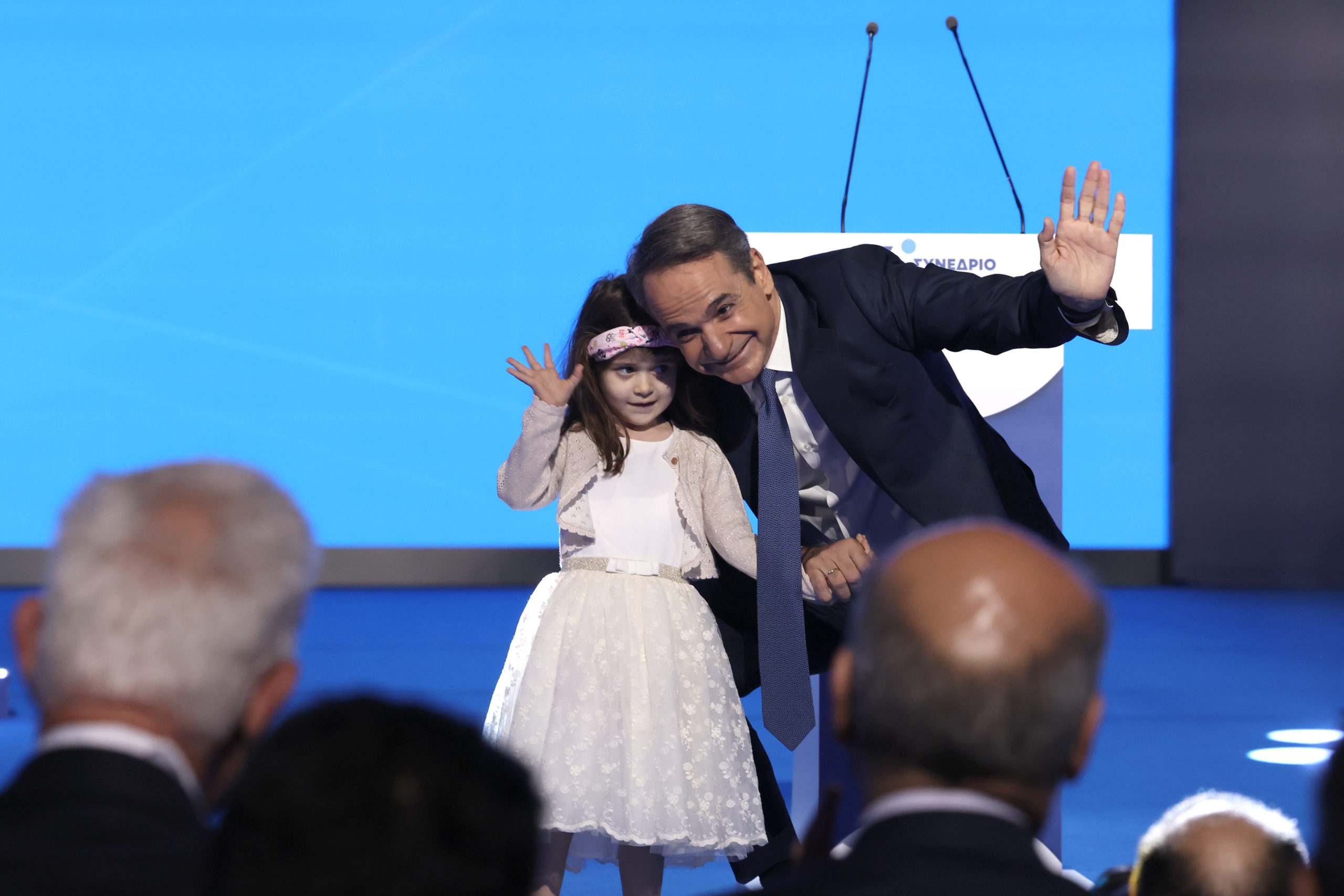 16ο Συνέδριο της ΝΔ: Η έκπληξη με το κοριτσάκι που ανέβηκε στη σκηνή στο τέλος της ομιλίας του Κυριάκου Μητσοτάκη – Δείτε βίντεο και φωτογραφίες