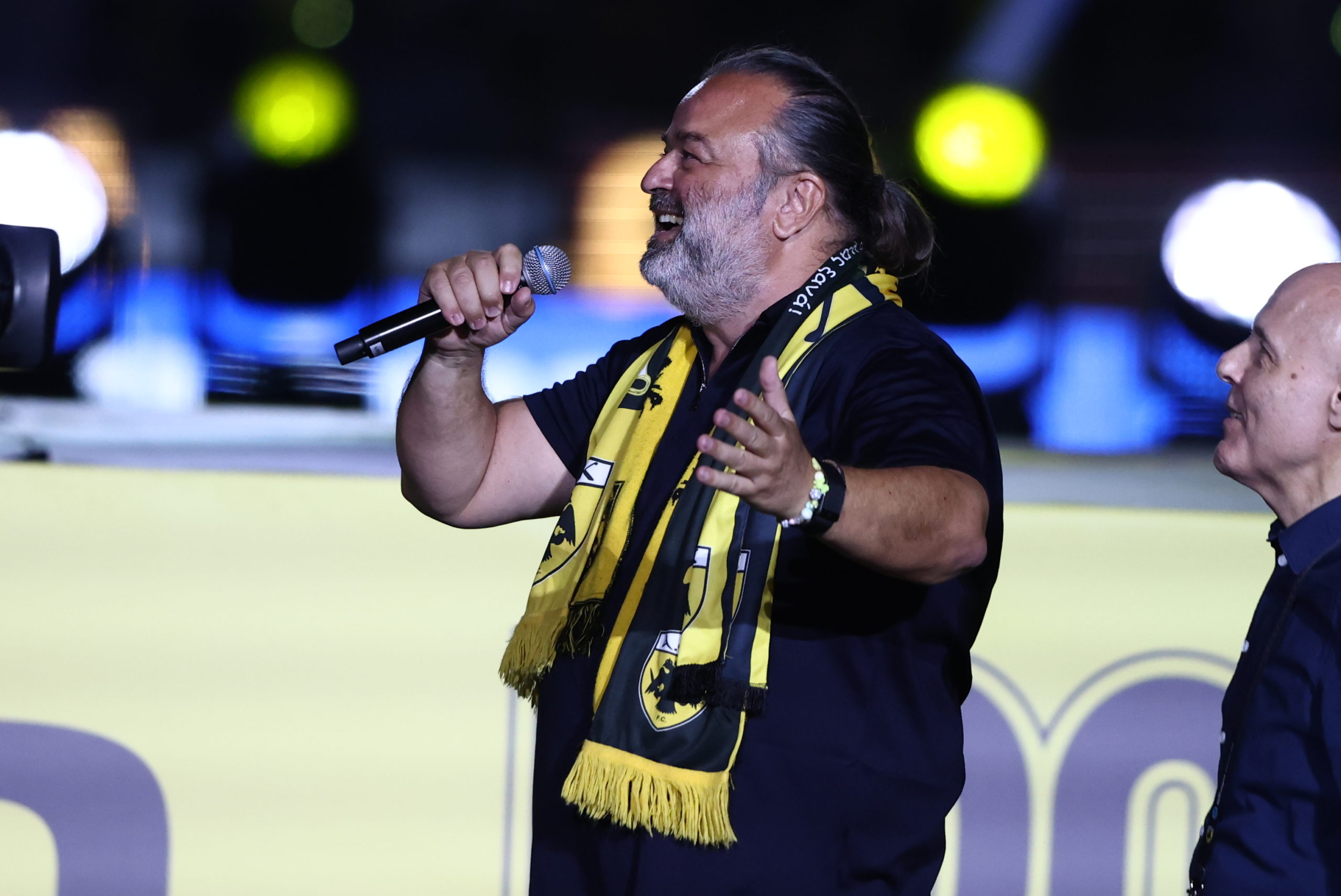 Μάριος Ηλιόπουλος: Αποθεώθηκε ο ισχυρός άνδρας της ΑΕΚ με επικό σύνθημα – «Εεέ, οοο, αν δεν τραγουδήσεις δεν φεύγουμε από δω»