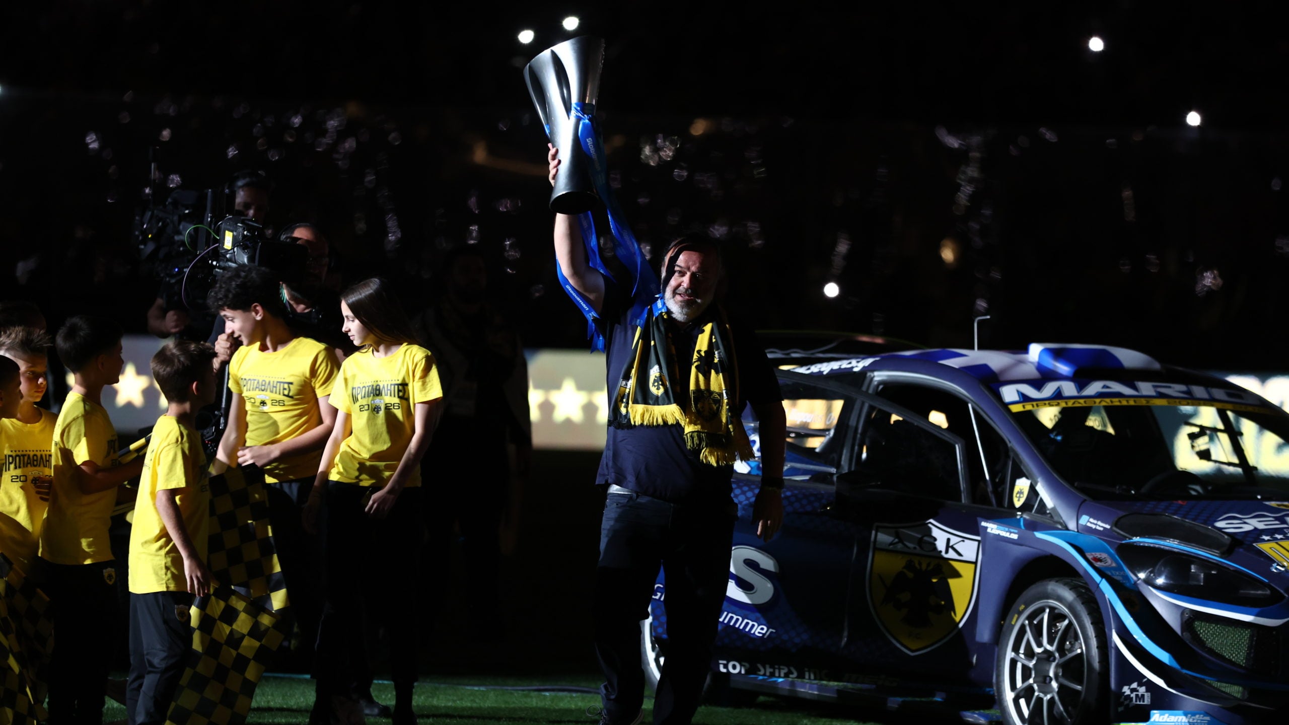 AEK: O Μάριος Ηλιόπουλος εφερε το τρόπαιο στη Νέα Φιλαδέλφεια με… τέρμα τα γκάζια – Οι κομάντος και το «Mission Impossible», δείτε βίντεο