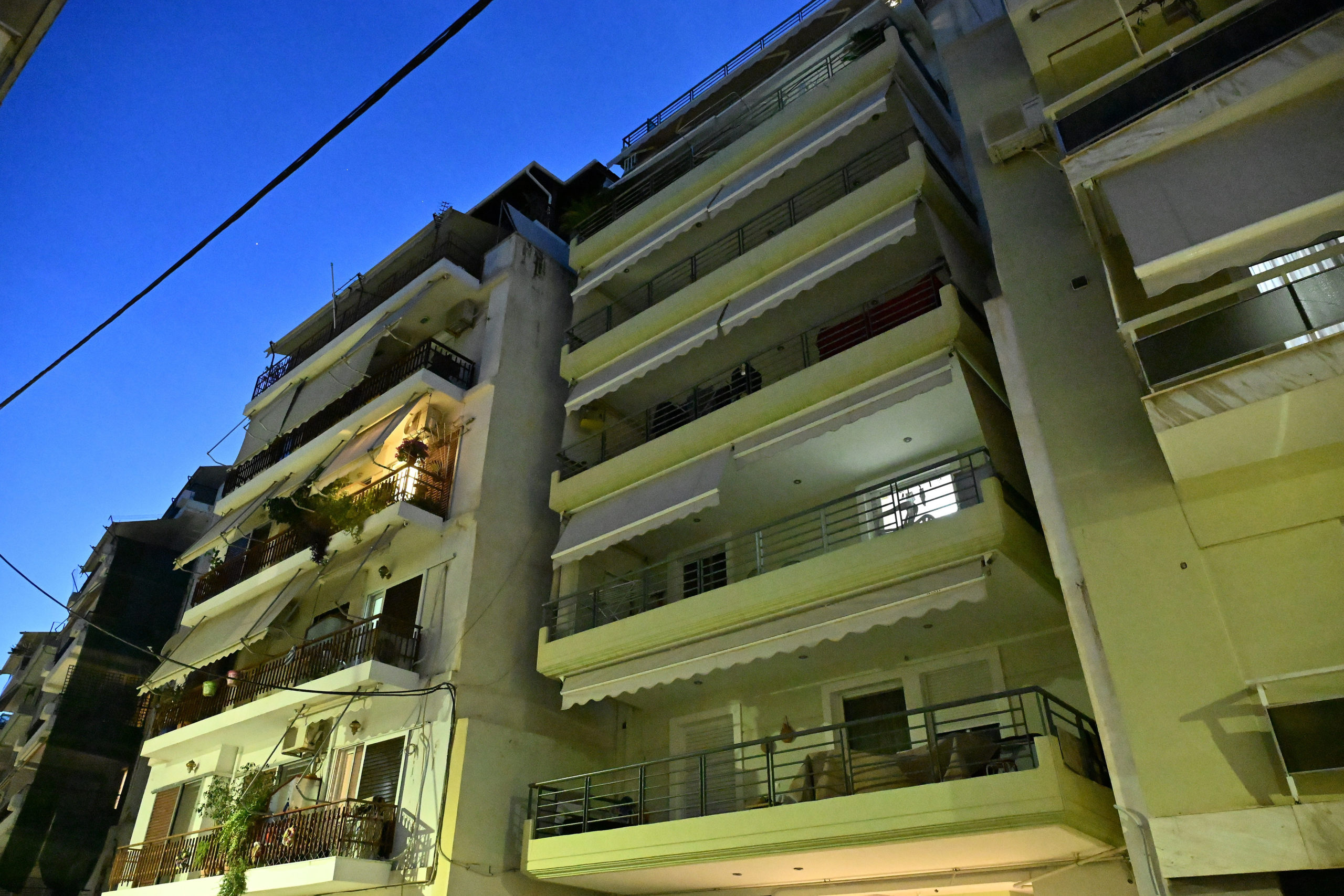 Νεκρή 24χρονη που έπεσε από τον 7ο όροφο πολυκατοικίας στην Καλλίπολη