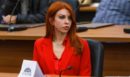 Βάσια Αναστασίου: «Ατυχής διατύπωση, δεν με εκφράζει» - Τα «μαζεύει» μετά τις αντιδράσεις που προκάλεσε η δήλωσή της για… τα μαλλιά του Τσίπρα