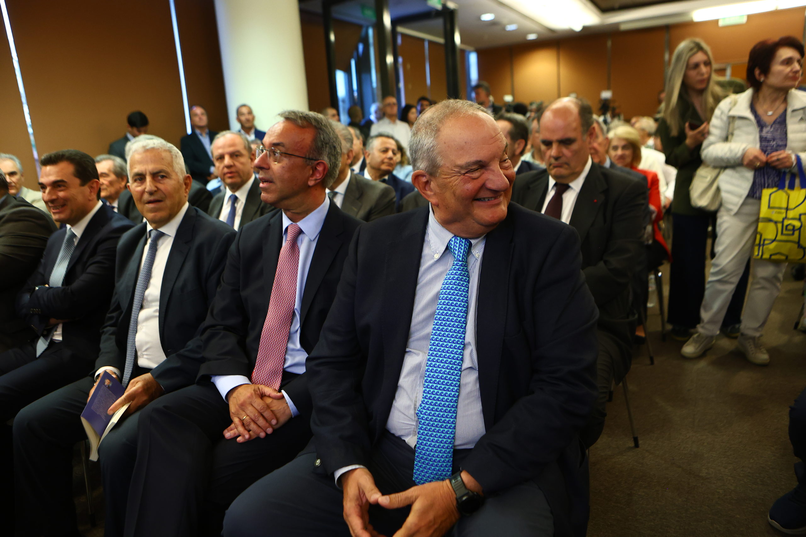 Σε μια από τις πρώτες σειρές της αίθουσας και ο επίτιμος Α/ΓΕΕΘΑ, και ανεξάρτητος βουλευτής, Ευάγγελος Αποστολάκης