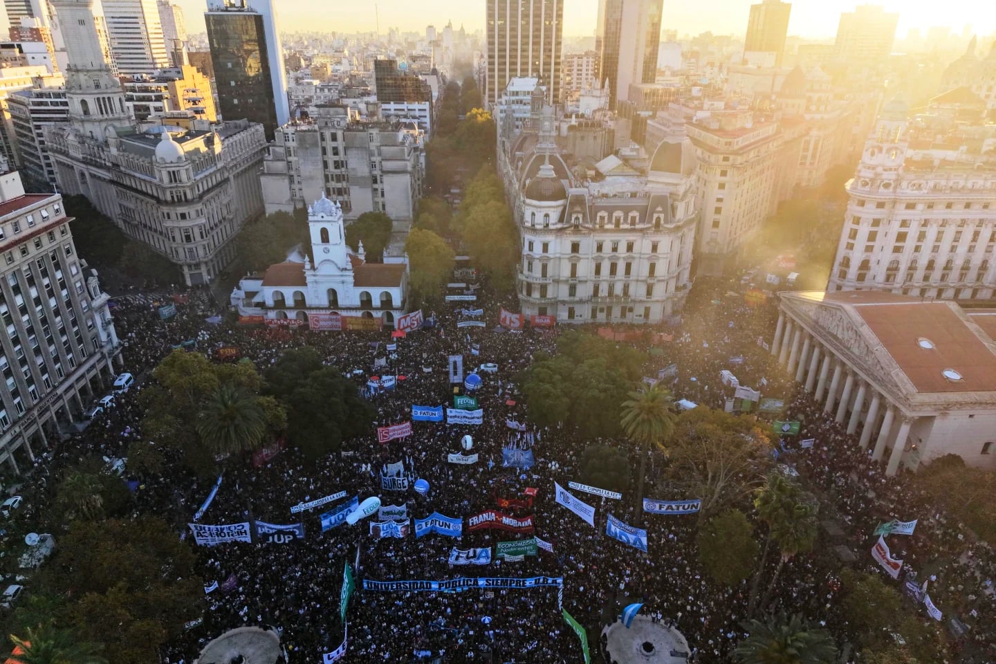 Αργεντινή: Μαζικές διαδηλώσεις υπέρ του δημόσιου πανεπιστημίου ενάντια στις πολιτικές λιτότητας του προέδρου Μιλέι