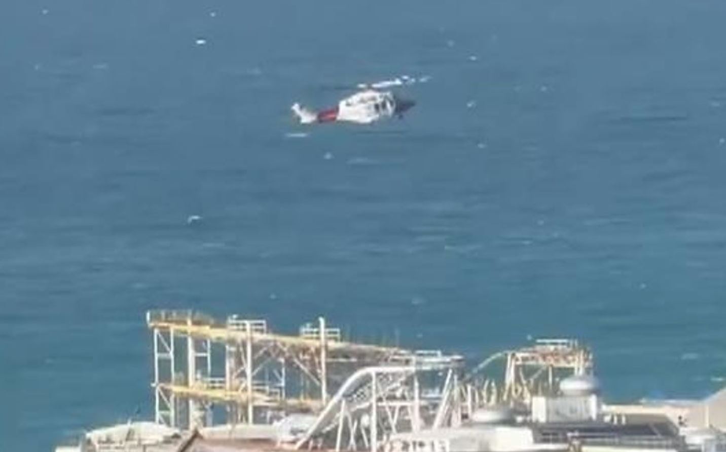Ελικόπτερο της ακτοφυλακής πετά πάνω από την περιοχή. Φωτογραφία: X/@OBDroning