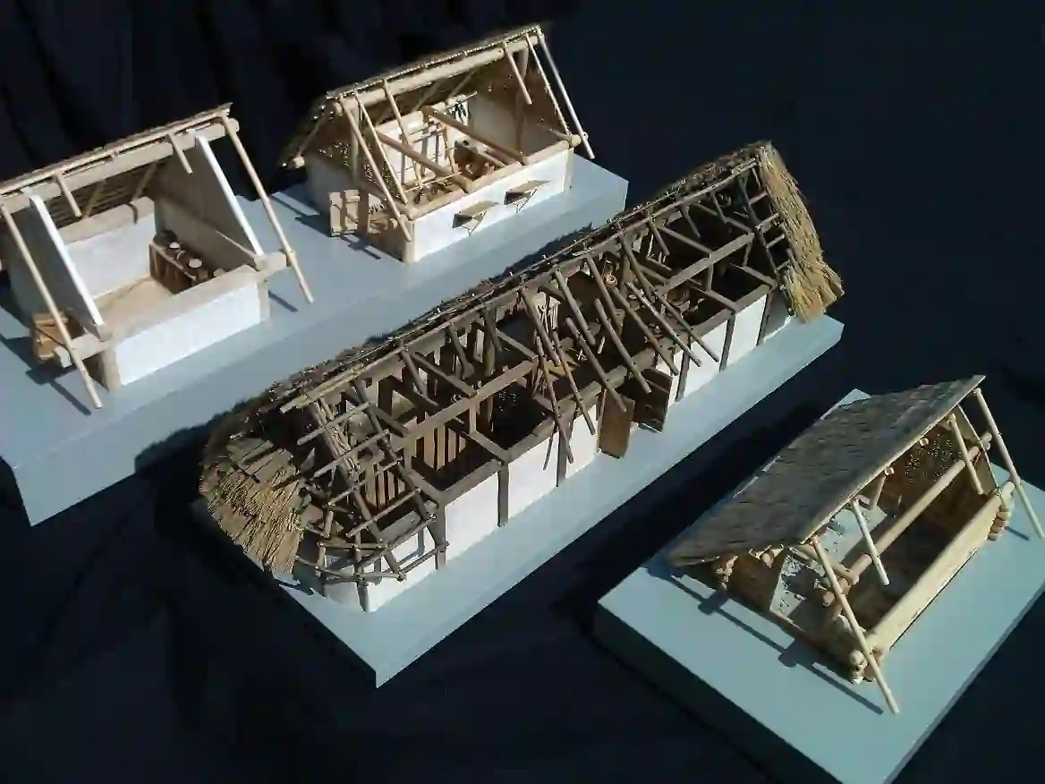 Μακέτες μιας μακράς οικίας (longhouse) και διαφόρων ημιυπόγειων καλυβών (pit houses) από τη Ρωμαϊκή Αυτοκρατορική περίοδο. Πηγή: LfA 