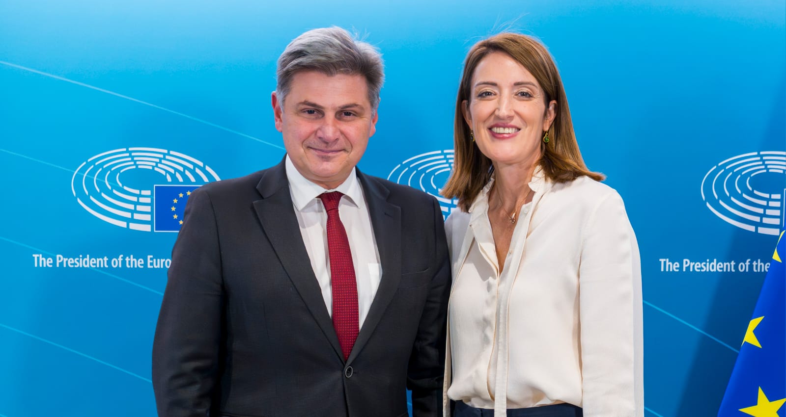 ΠΑΣΟΚ: Συνάντηση Νίκου Φαραντούρη με τη Ρομπέρτα Μέτσολα, με φόντο τα ελληνικά εθνικά θέματα
