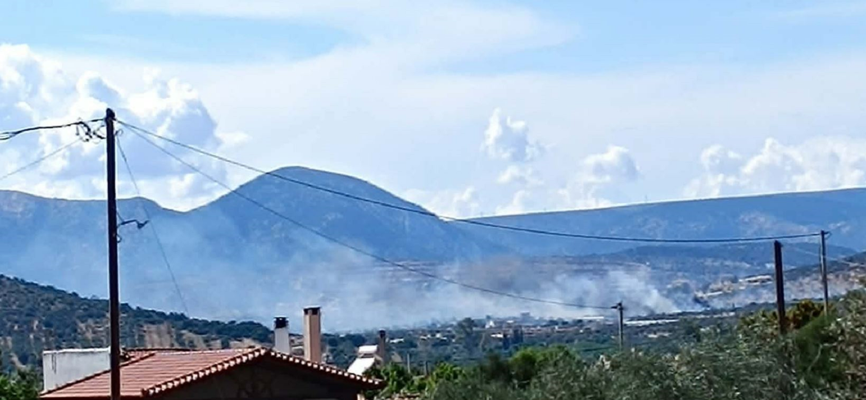 Φωτιά στα Καλύβια – Μεγάλη κινητοποίηση της Πυροσβεστικής
